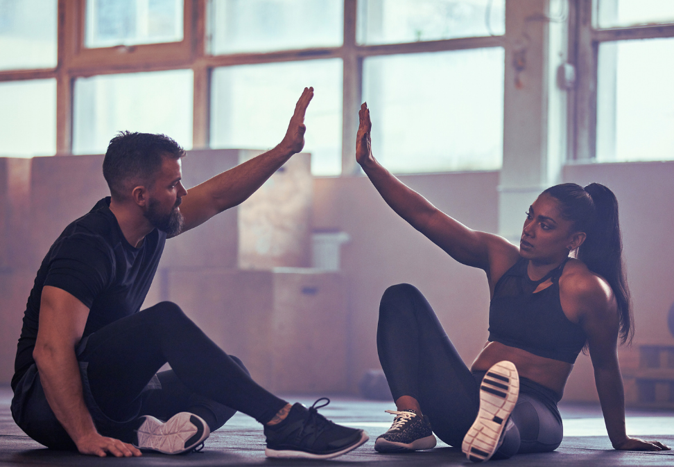 Fitness yapan kadın ve erkek sporcular antrenman sonrası